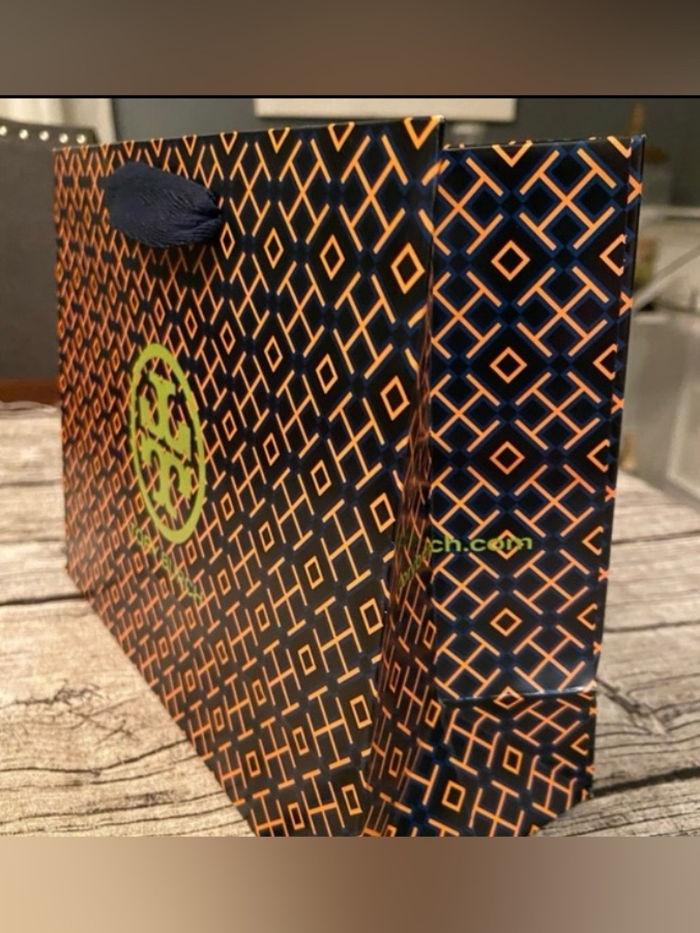 LAST ONE! 🚨 NEW. Bag charm or keychain with Tory Burch medallion + gift wrap - Picture 14 of 16